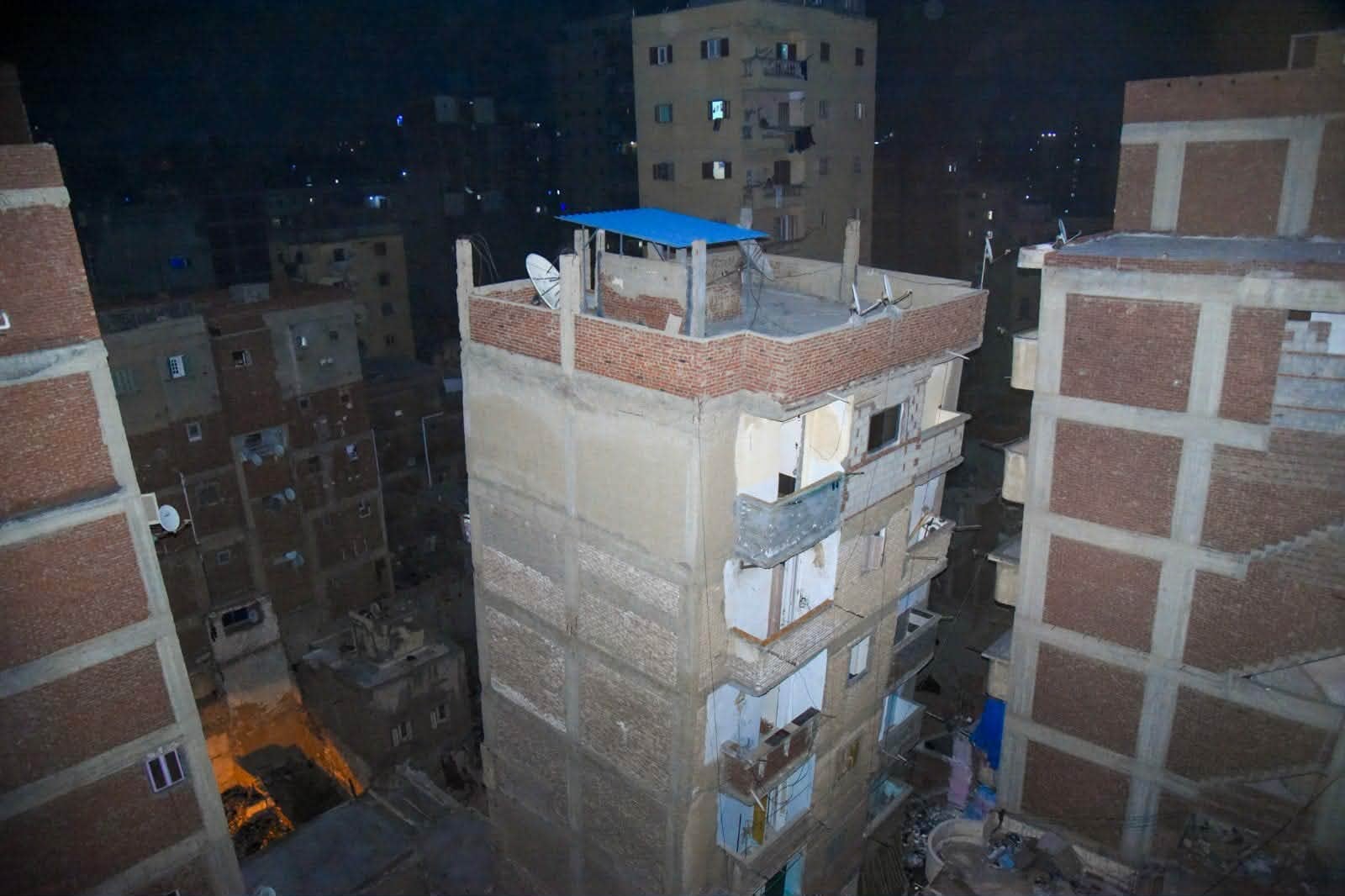 قرارات بإزاله العقار وتأمين الشارع.. تحركات عاجلة للتعامل مع «عقار المازني المائل» بالإسكندرية